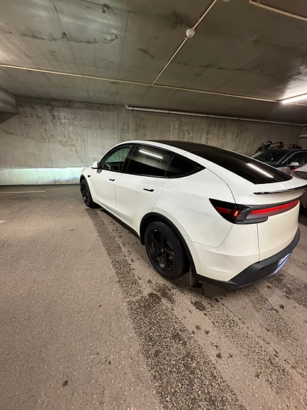 Tesla Model Y 10 of 30