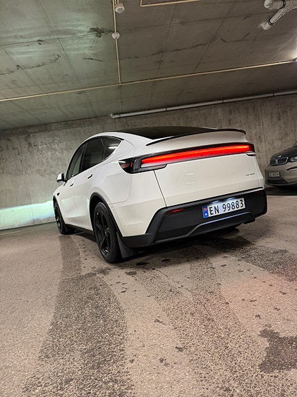 Tesla Model Y 6 of 30