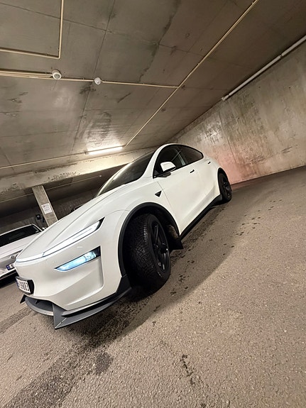 Tesla Model Y 3 of 30