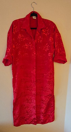 Vårens farge anbefalt av Min mote, Rød glinsende sid bluse/jakke str 38.