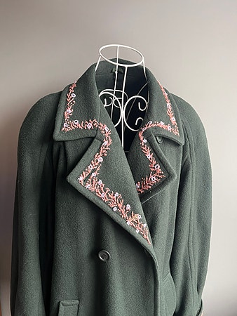 🌿 Vintage grønn ullkåpe – brodert detaljer