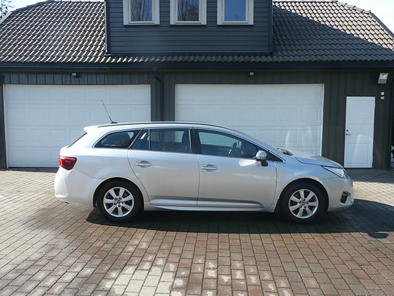 Toyota Avensis 2 of 5