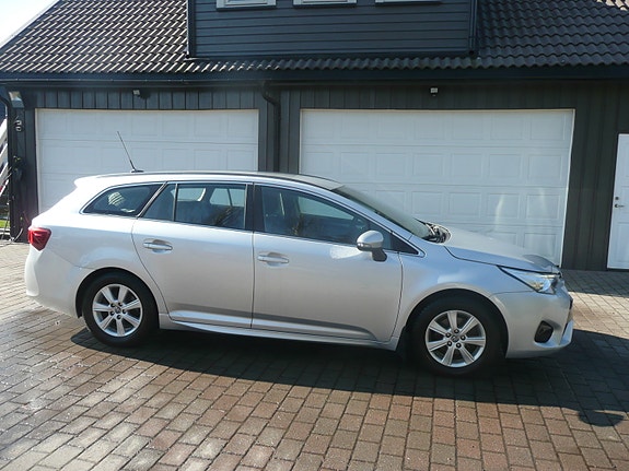 Toyota Avensis 3 of 5