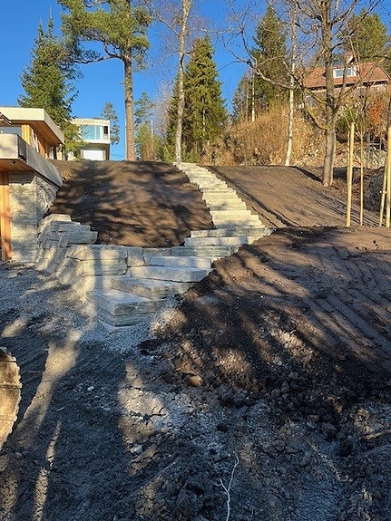 Maskin stablet mur og trapp i skifer