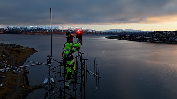 En variert arbeidshverdag - her fra toppen av Kvalsundbrua