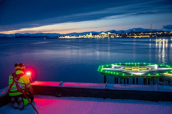 Bilde tatt fra Nye Hammerfest Sykehus. med Helipad og Hammerfest LNG i bakgrunn