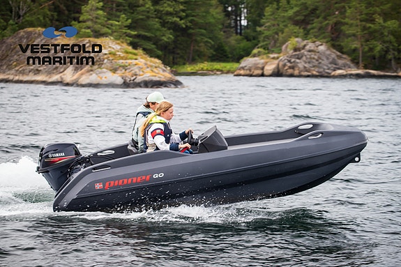 2026 Pioner GO (GRÅ, RØD & ORANSJE) M/Yamaha F9,9 HEL - Klare for levering!
