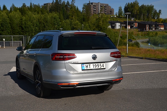 Volkswagen Passat 5 of 24