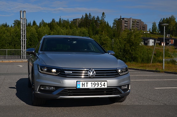 Volkswagen Passat 2 of 24