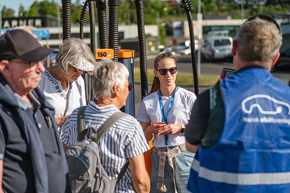 Vi hjelper elbilistene