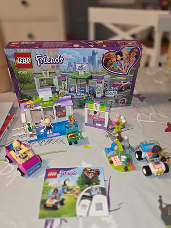 To Lego Friends sett selges samlet