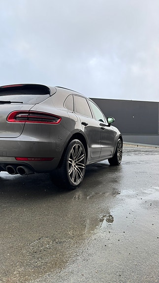 Porsche Macan 4 of 5