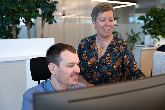 To kollegaer foran pc.