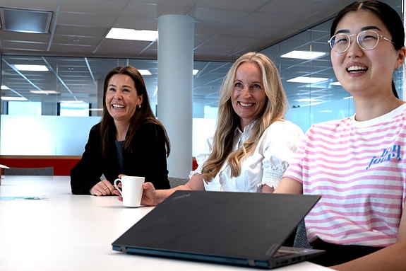 Tre kollegaer i et møte.