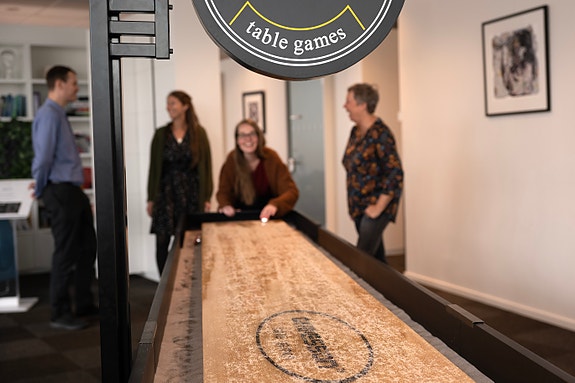 Fire kollegaer i sosial sone.