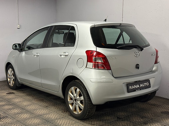 Toyota Yaris 2 of 16