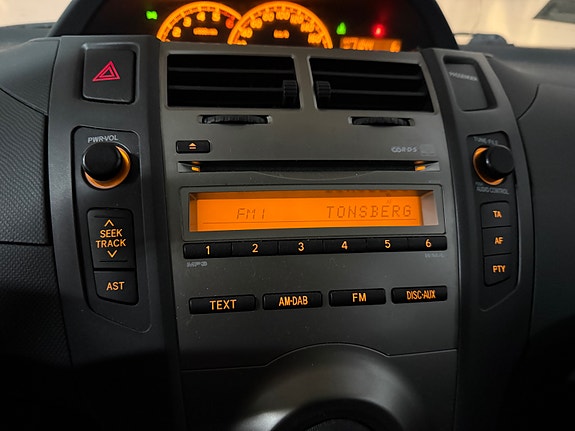 Toyota Yaris 11 of 16