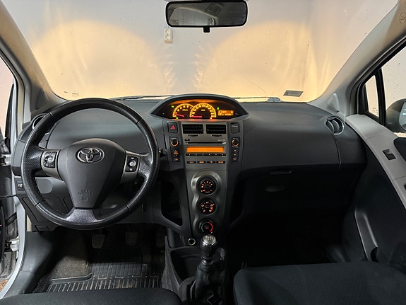 Toyota Yaris 8 of 16