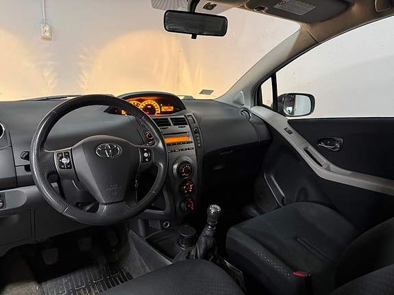 Toyota Yaris 7 of 16