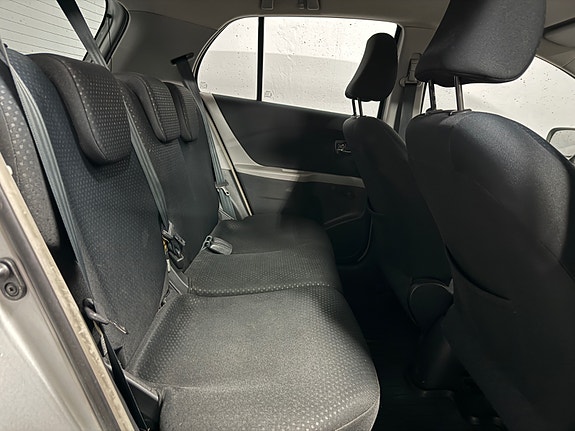 Toyota Yaris 13 of 16