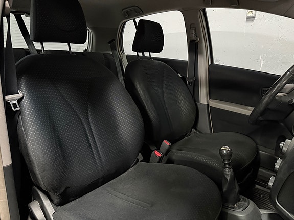 Toyota Yaris 12 of 16