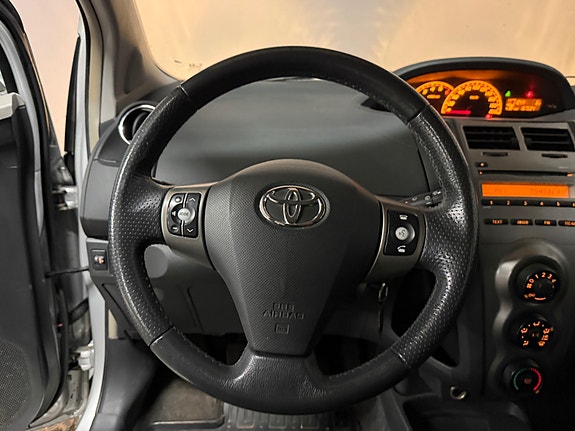 Toyota Yaris 9 of 16