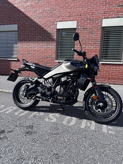 Husqvarna Svartpilen 401 3 of 7