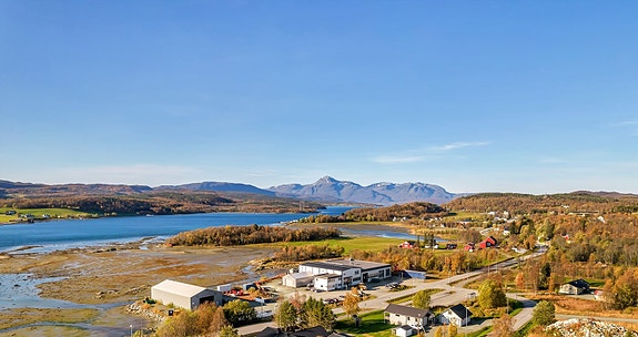Bedriften ligger i vakre Malangen. Populært friluftsområde og nært Tromsø