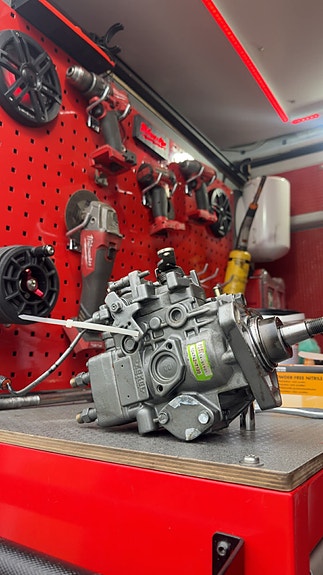 Demontere dieselpumpe i felt, for rep.