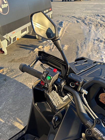Can-Am Outlander Max 6x6 Backcountry T 1000R 9 of 11