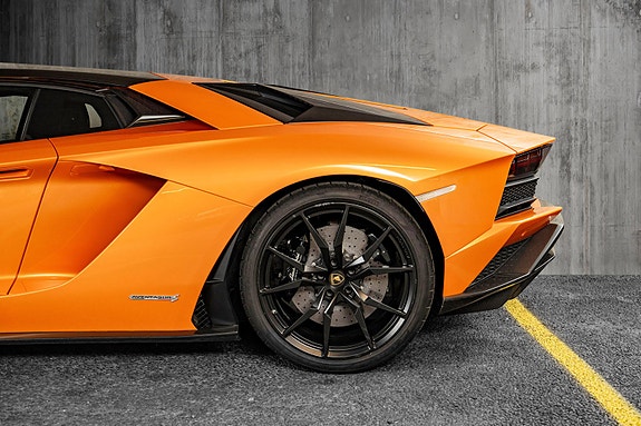 Lamborghini Aventador 17 of 30