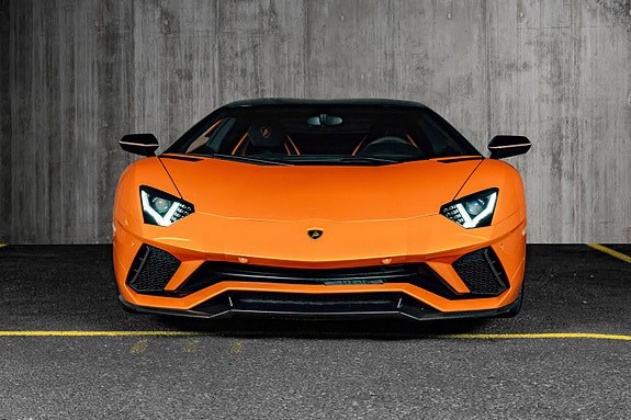 Lamborghini Aventador 4 of 5