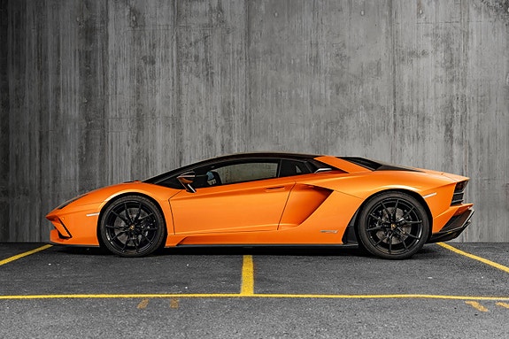 Lamborghini Aventador 3 of 5