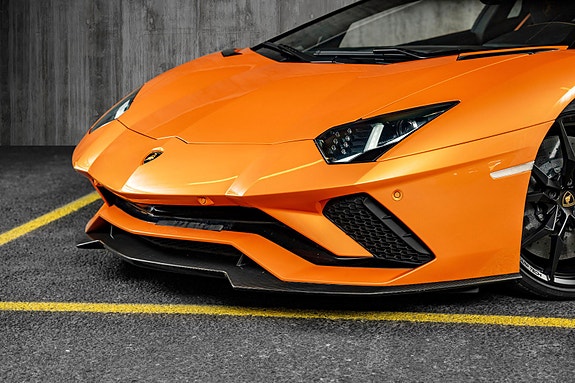 Lamborghini Aventador 10 of 30