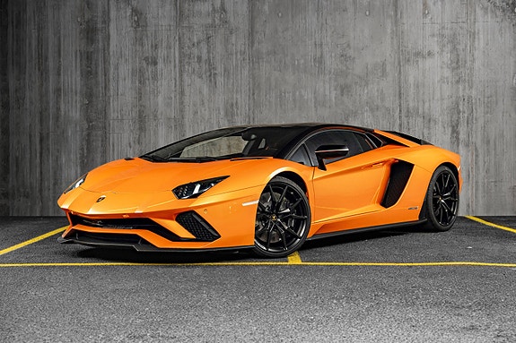 Lamborghini Aventador 2 of 5