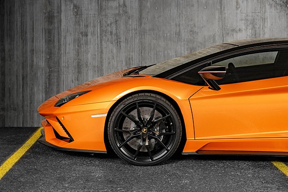 Lamborghini Aventador 16 of 30