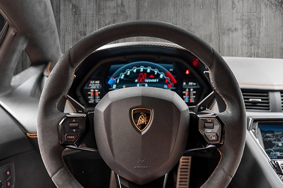 Lamborghini Aventador 28 of 30