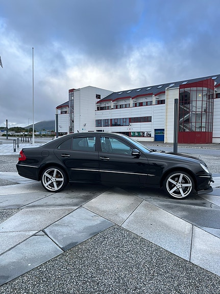 Mercedes-Benz E280 2 of 26