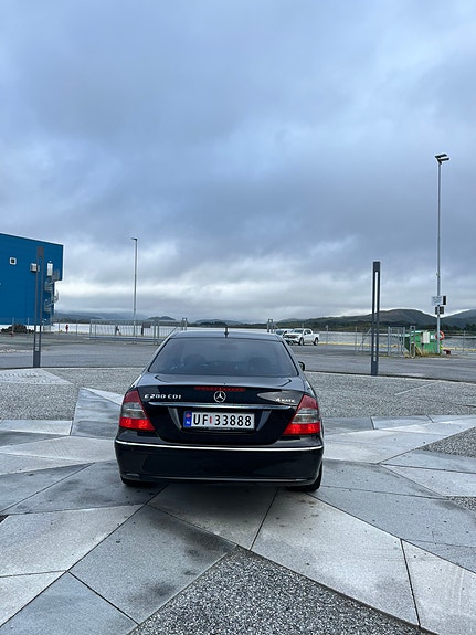 Mercedes-Benz E280 4 of 26