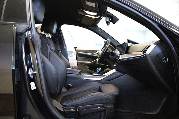 BMW i4 10 of 30