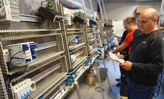 Prosjektleder følger opp tavlebygging