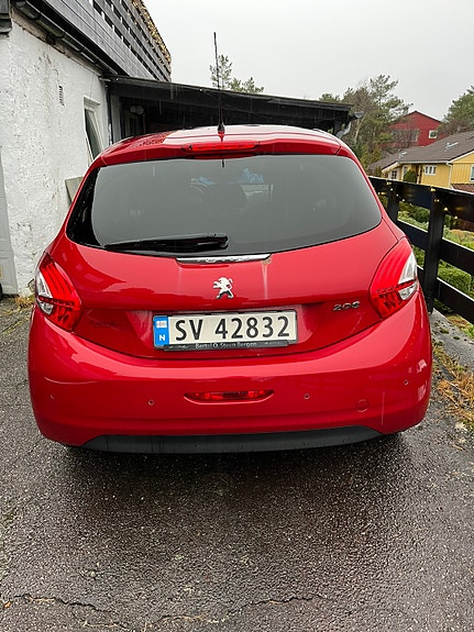 Peugeot 208 2 of 4