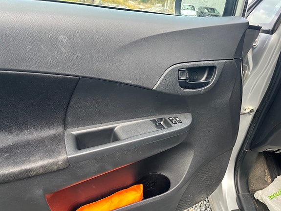 Toyota Verso-S 17 of 30