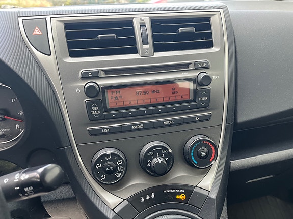 Toyota Verso-S 27 of 30