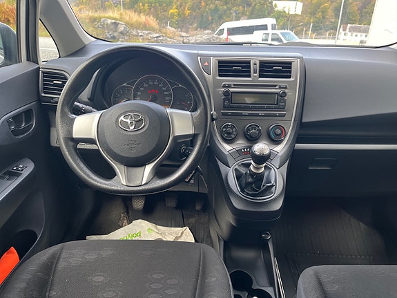 Toyota Verso-S 14 of 30