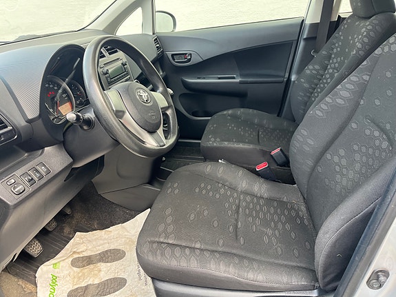 Toyota Verso-S 21 of 30
