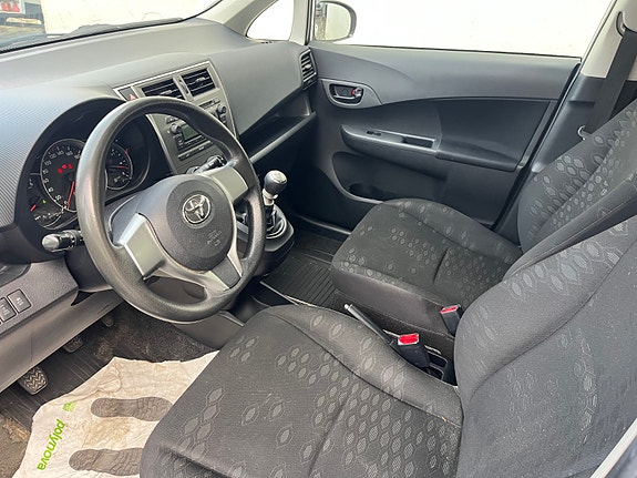 Toyota Verso-S 24 of 30