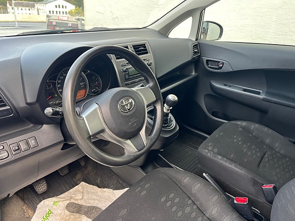 Toyota Verso-S 22 of 30
