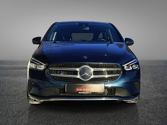 Mercedes-Benz B220 2 of 5