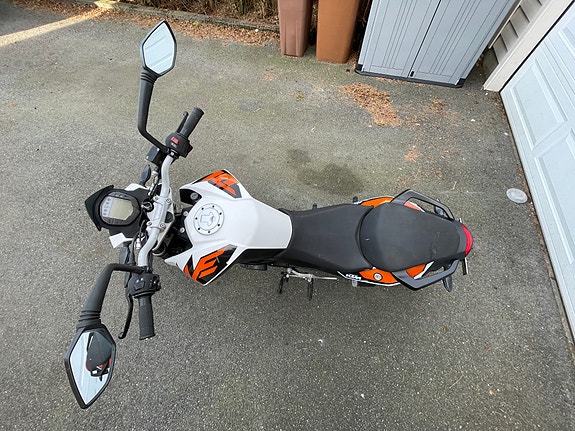 KTM 125 Duke 3 of 5